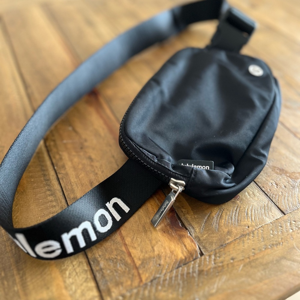 LULULEMON Everywhere Belt Bag 1L
Wordmark - Picture 6 of 12